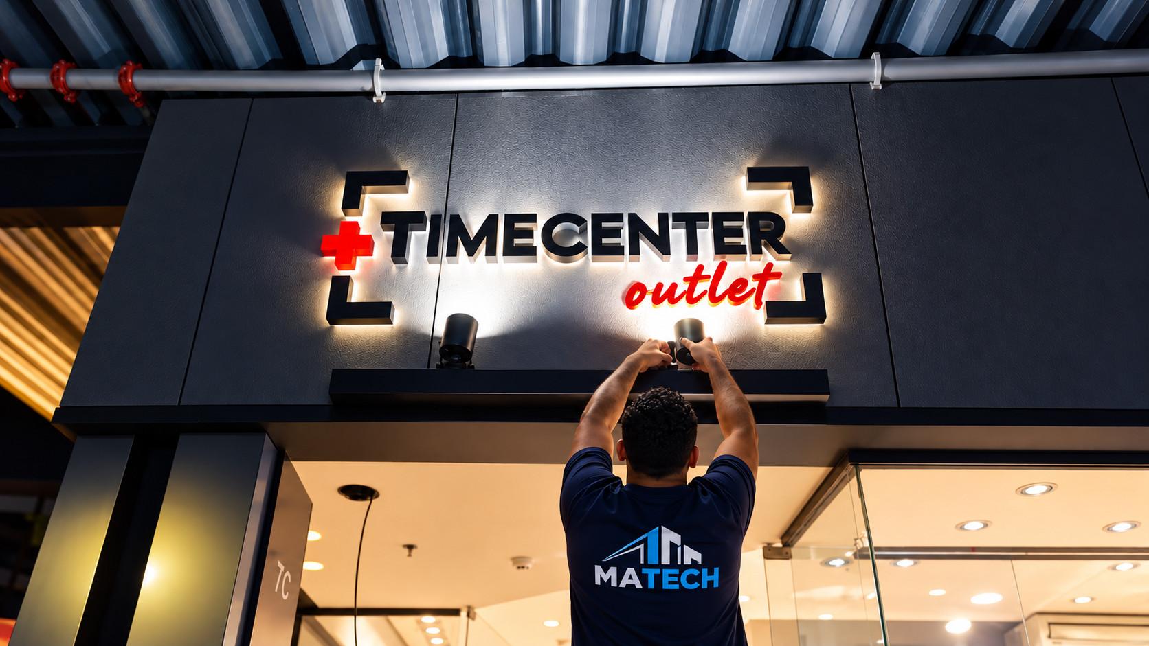 Técnico da MATECH ajustando a iluminação do letreiro da fachada da Time Center Outlet