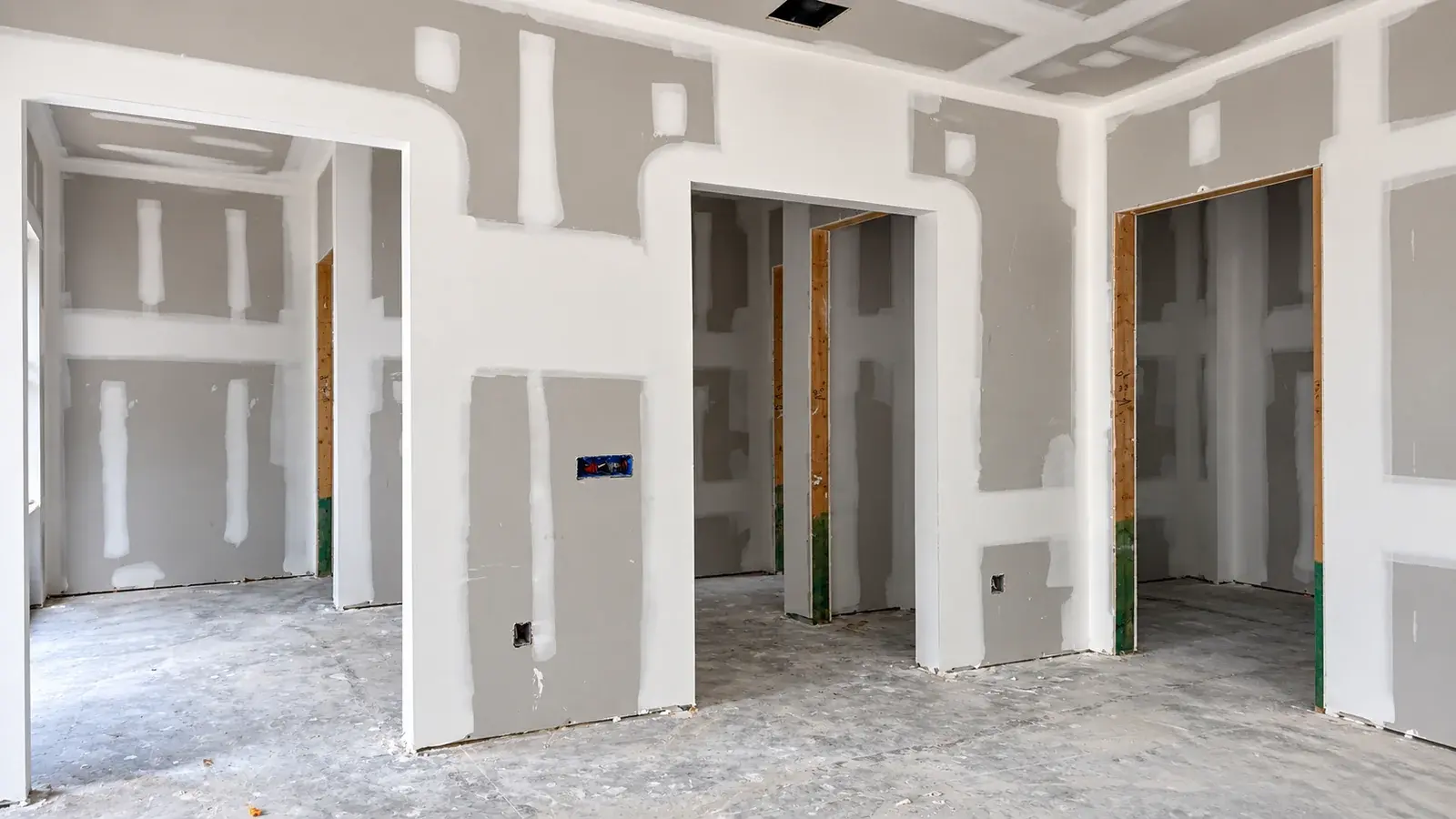 Ambiente com paredes de drywall em tratamento de juntas e vãos de portas